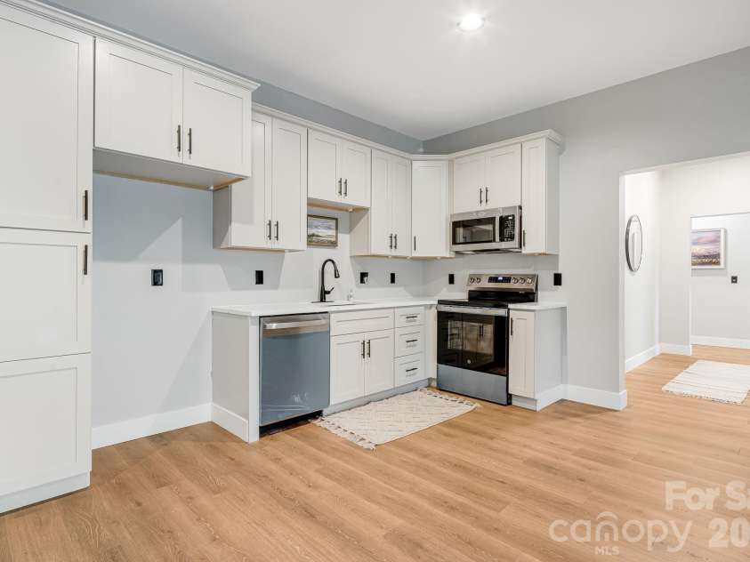 163 Northview Drive, Hendersonville, NC 28791.  MLS# CAR4390968, YatesRealty ID 29570. Lower Kitchen