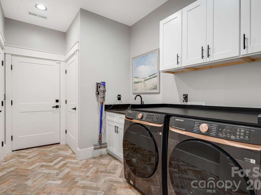 163 Northview Drive, Hendersonville, NC 28791.  MLS# CAR4390968, YatesRealty ID 29570. Main level Laundry
