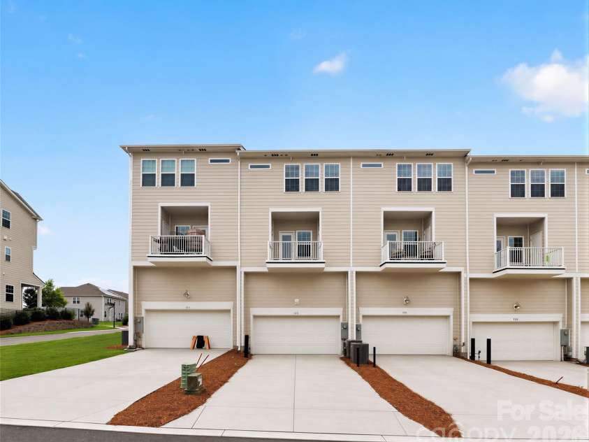 147 Morning Gap Parkway, Fort Mill, SC 29715.  MLS# CAR4389496, YatesRealty ID 29571. Lawn virtually enhanced