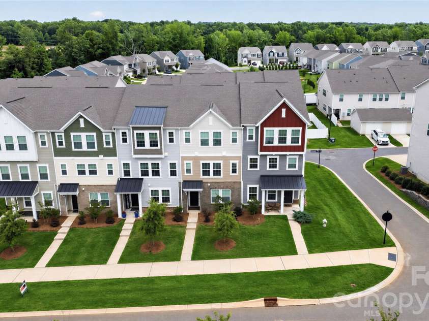 147 Morning Gap Parkway, Fort Mill, SC 29715.  MLS# CAR4389496, YatesRealty ID 29571. Lawn virtually enhanced