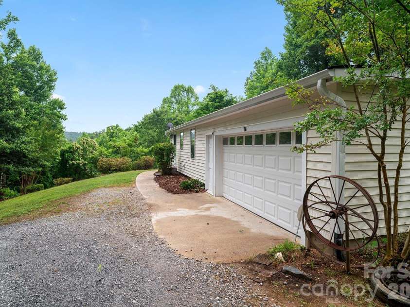 825 Gallimore Road, Flat Rock, NC 28731.  MLS# CAR4391388, YatesRealty ID 29572. 