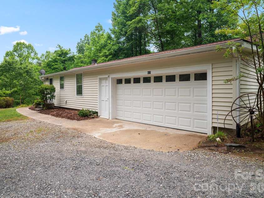 825 Gallimore Road, Flat Rock, NC 28731.  MLS# CAR4391388, YatesRealty ID 29572. 