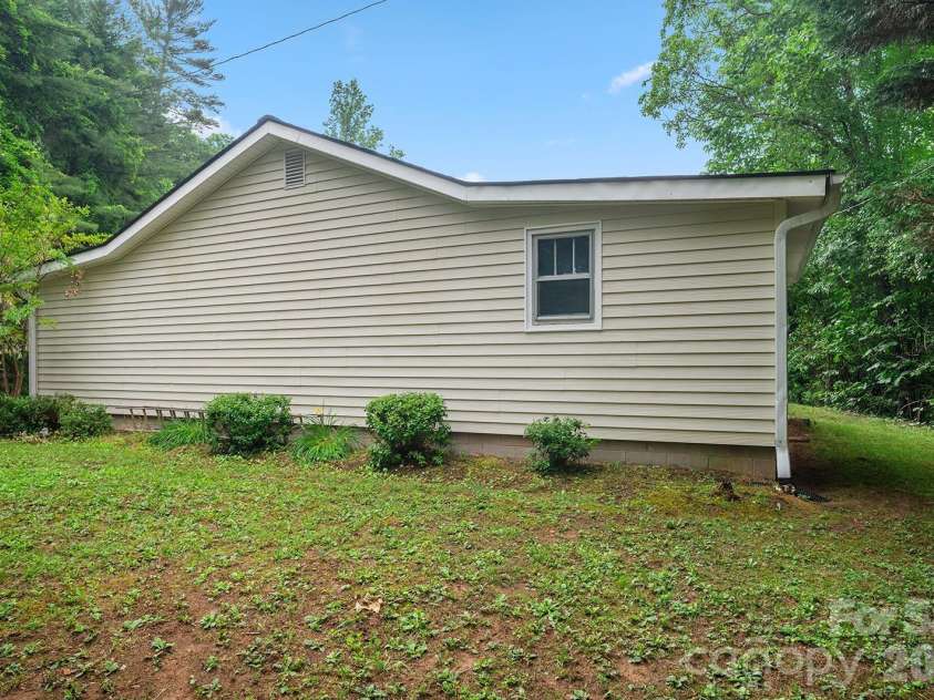 825 Gallimore Road, Flat Rock, NC 28731.  MLS# CAR4391388, YatesRealty ID 29572. 