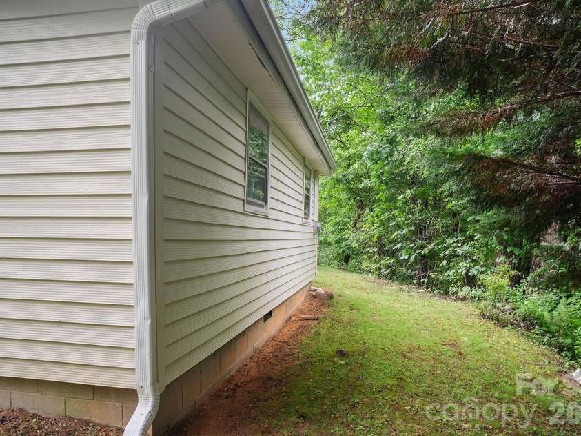 825 Gallimore Road, Flat Rock, NC 28731.  MLS# CAR4391388, YatesRealty ID 29572. 