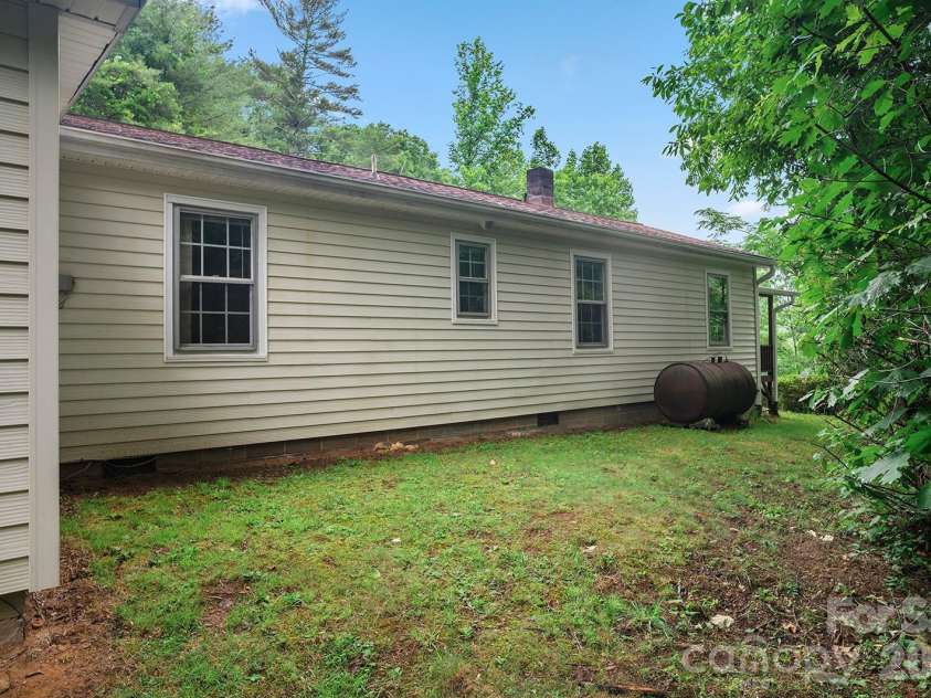 825 Gallimore Road, Flat Rock, NC 28731.  MLS# CAR4391388, YatesRealty ID 29572. 