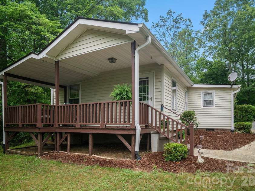 825 Gallimore Road, Flat Rock, NC 28731.  MLS# CAR4391388, YatesRealty ID 29572. 
