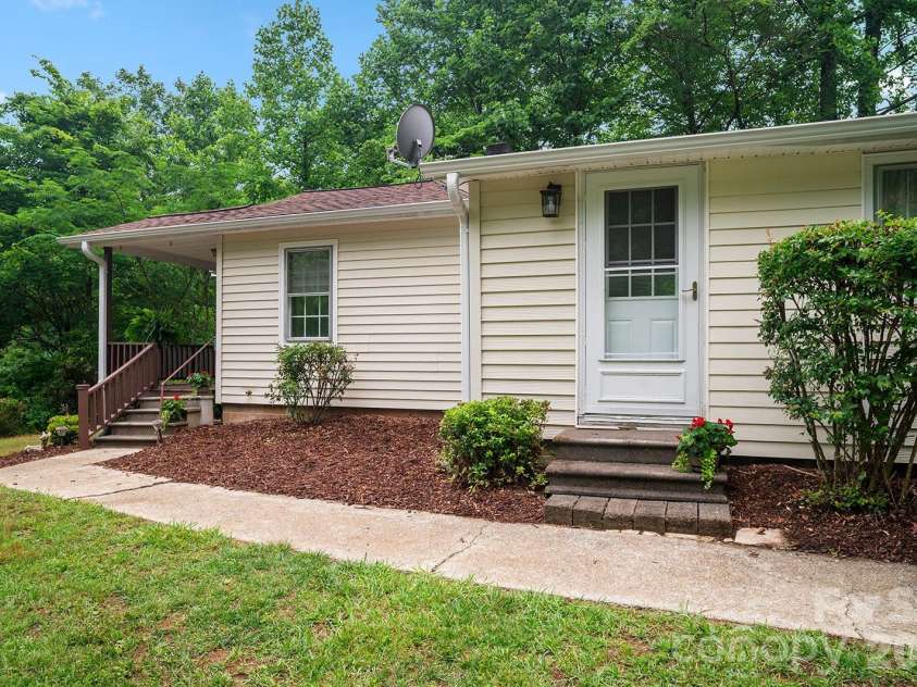 825 Gallimore Road, Flat Rock, NC 28731.  MLS# CAR4391388, YatesRealty ID 29572. 