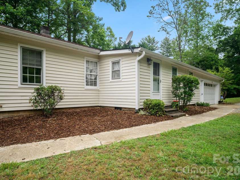825 Gallimore Road, Flat Rock, NC 28731.  MLS# CAR4391388, YatesRealty ID 29572. 