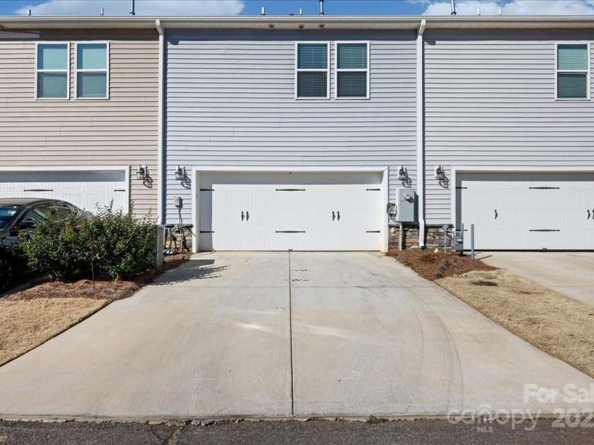 5821 Crestlawn Court, Pfafftown, NC 27040.  MLS# CAR4230431, YatesRealty ID 29574. 