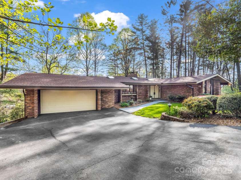 8 Greenbriar Woods Circle, Etowah, NC 28729.  MLS# CAR4247611, YatesRealty ID 29575. 