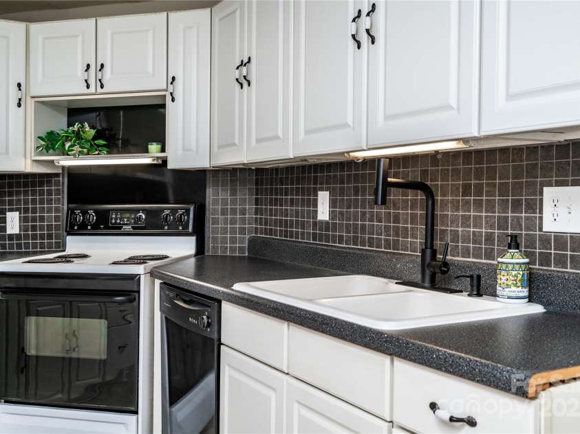 7050 Forney Hill Road, Denver, NC 28037.  MLS# CAR4243315, YatesRealty ID 29578. Freshly updated kitchen