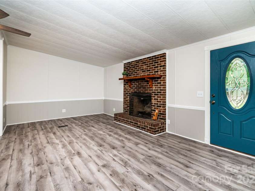 7050 Forney Hill Road, Denver, NC 28037.  MLS# CAR4243315, YatesRealty ID 29578. Great Room with updated LVP!