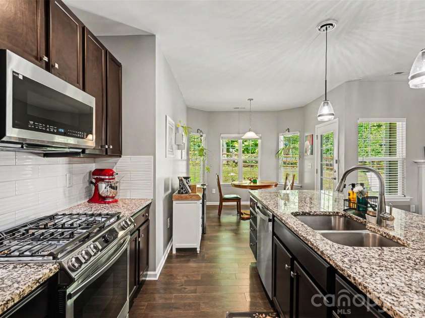12301 Flatbush Drive, Huntersville, NC 28078.  MLS# CAR4382119, YatesRealty ID 29579. Gas Cooktop Stove