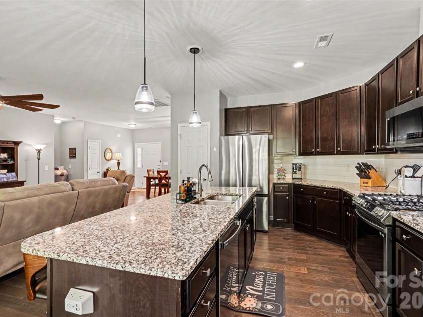 12301 Flatbush Drive, Huntersville, NC 28078.  MLS# CAR4382119, YatesRealty ID 29579. Kitchen Island