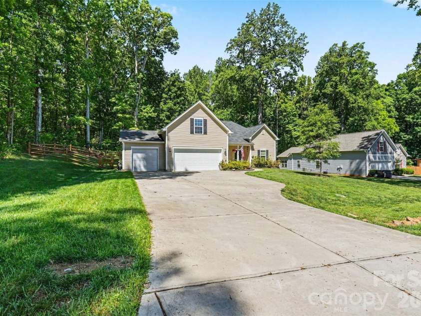 12301 Flatbush Drive, Huntersville, NC 28078.  MLS# CAR4382119, YatesRealty ID 29579. Long Drive offers more than ample parking