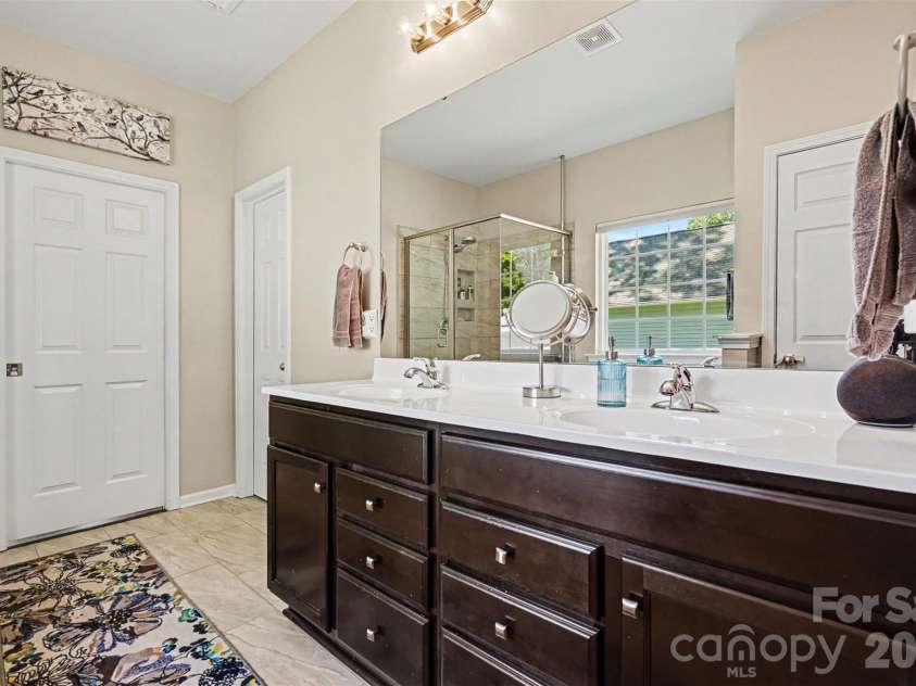 12301 Flatbush Drive, Huntersville, NC 28078.  MLS# CAR4382119, YatesRealty ID 29579. Primary Bath