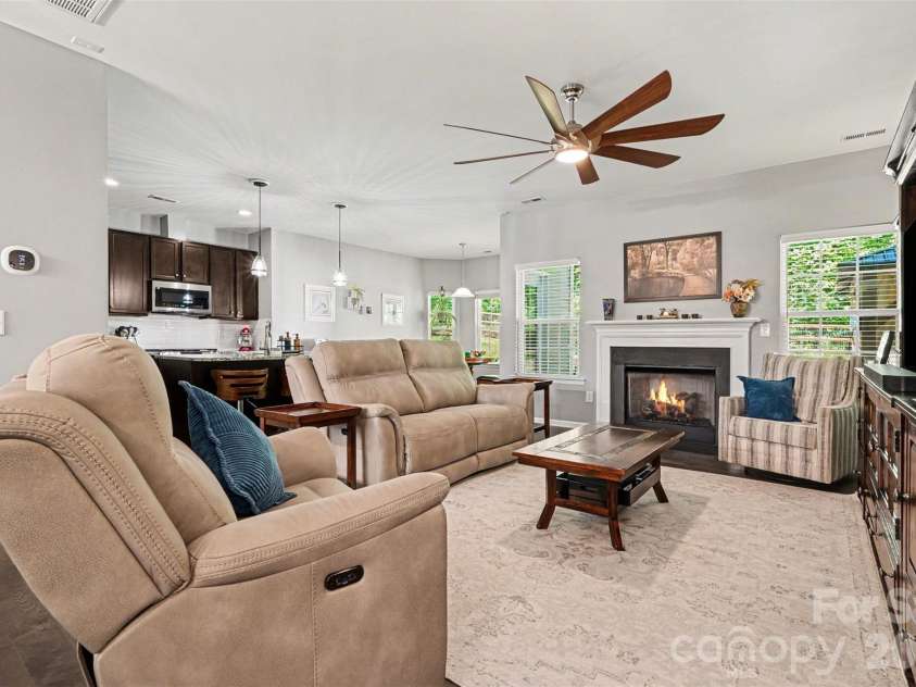12301 Flatbush Drive, Huntersville, NC 28078.  MLS# CAR4382119, YatesRealty ID 29579. Spacius Main Level Living