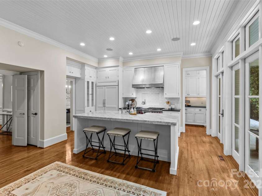 1579 Queens Road, Charlotte, NC 28207.  MLS# CAR4201917, YatesRealty ID 2958. 