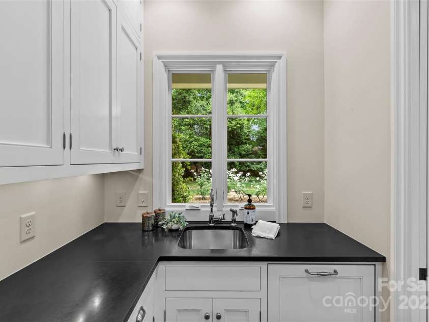 1579 Queens Road, Charlotte, NC 28207.  MLS# CAR4201917, YatesRealty ID 2958. 