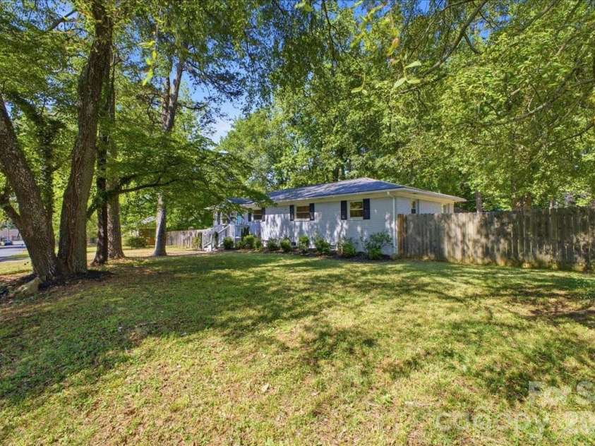1815 Haines Street, Charlotte, NC 28216.  MLS# CAR4383212, YatesRealty ID 29581. 