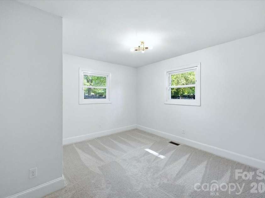 1815 Haines Street, Charlotte, NC 28216.  MLS# CAR4383212, YatesRealty ID 29581. 