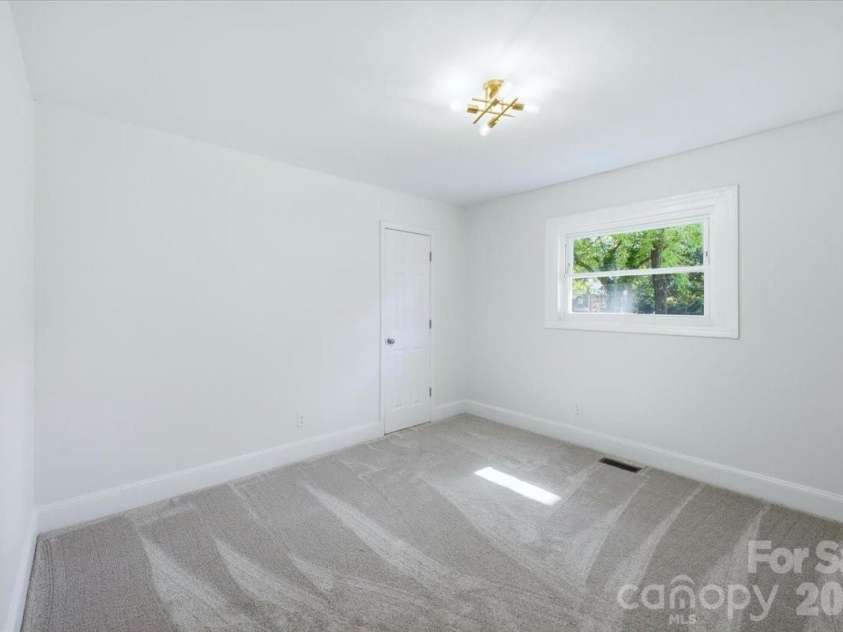 1815 Haines Street, Charlotte, NC 28216.  MLS# CAR4383212, YatesRealty ID 29581. 