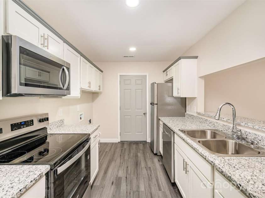 9122 Nathaniel Russell Lane, Charlotte, NC 28227.  MLS# CAR4275490, YatesRealty ID 29581. 