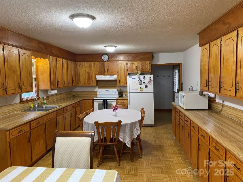 2042 Bethlehem Road, Kings Mountain, NC 28086.  MLS# CAR4278359, YatesRealty ID 29582. Large kitchen with abundance of cabinets