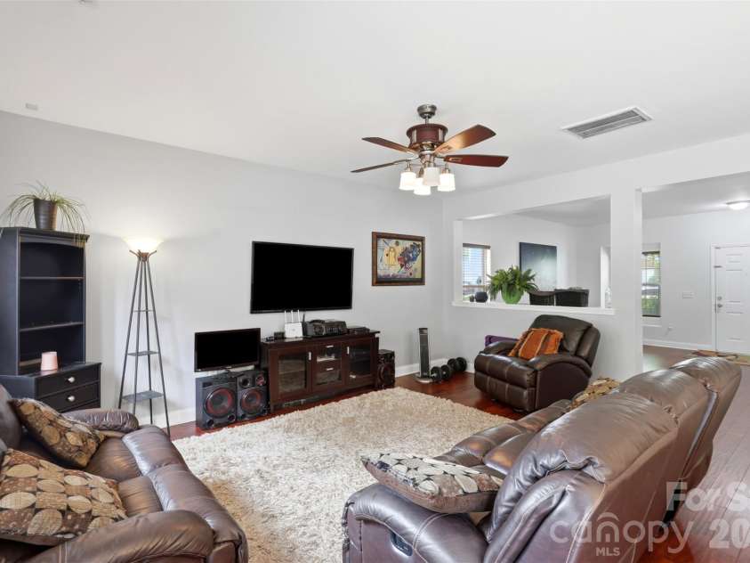 14021 Pinyon Pine Lane, Charlotte, NC 28215.  MLS# CAR4392749, YatesRealty ID 29585. 