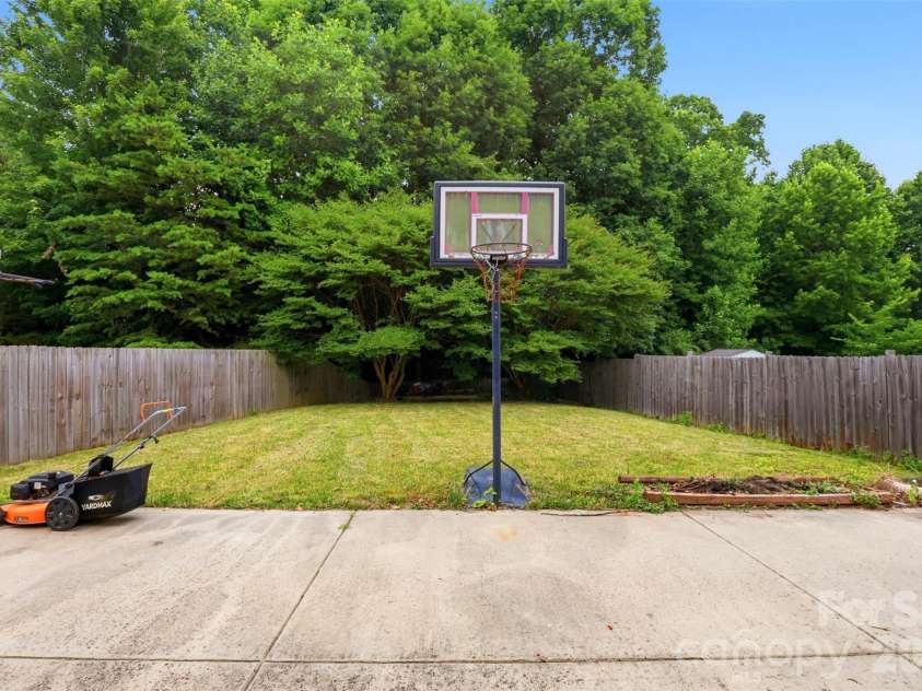 14021 Pinyon Pine Lane, Charlotte, NC 28215.  MLS# CAR4392749, YatesRealty ID 29585. 