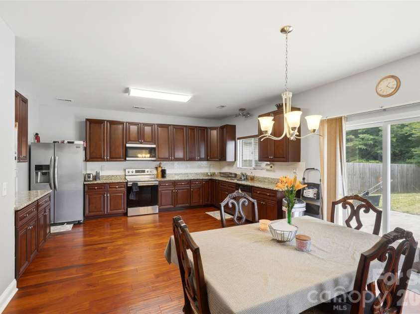 14021 Pinyon Pine Lane, Charlotte, NC 28215.  MLS# CAR4392749, YatesRealty ID 29585. Dining area