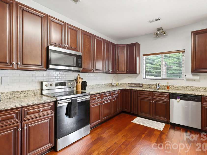 14021 Pinyon Pine Lane, Charlotte, NC 28215.  MLS# CAR4392749, YatesRealty ID 29585. Large Kitchen