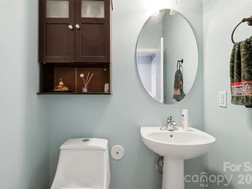14021 Pinyon Pine Lane, Charlotte, NC 28215.  MLS# CAR4392749, YatesRealty ID 29585. Powder Room