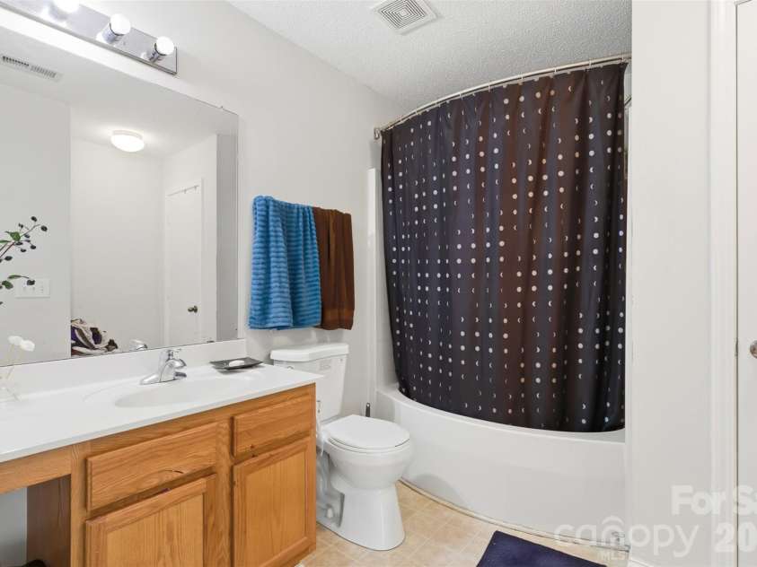 14021 Pinyon Pine Lane, Charlotte, NC 28215.  MLS# CAR4392749, YatesRealty ID 29585. Primary Bathroom