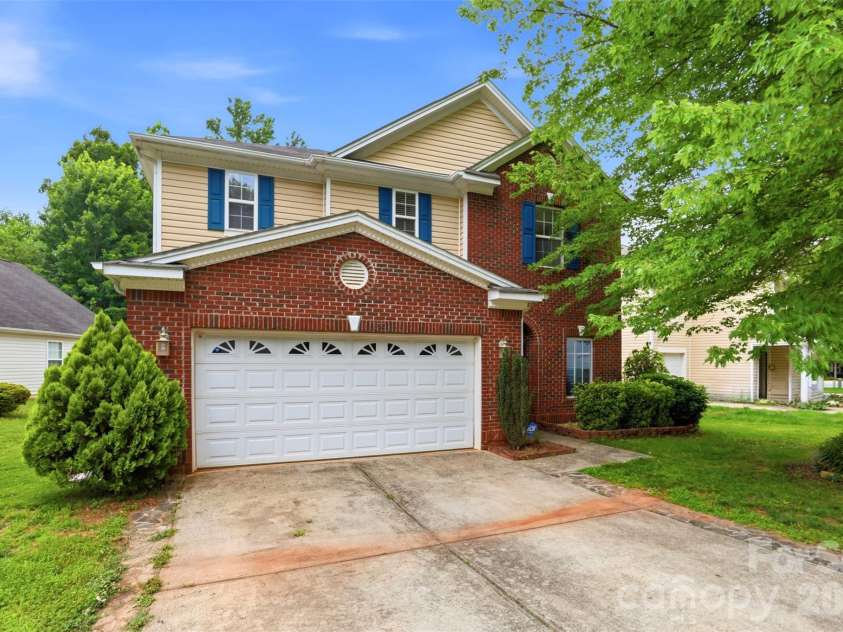 14021 Pinyon Pine Lane, Charlotte, NC 28215.  MLS# CAR4392749, YatesRealty ID 29585. Welcome!