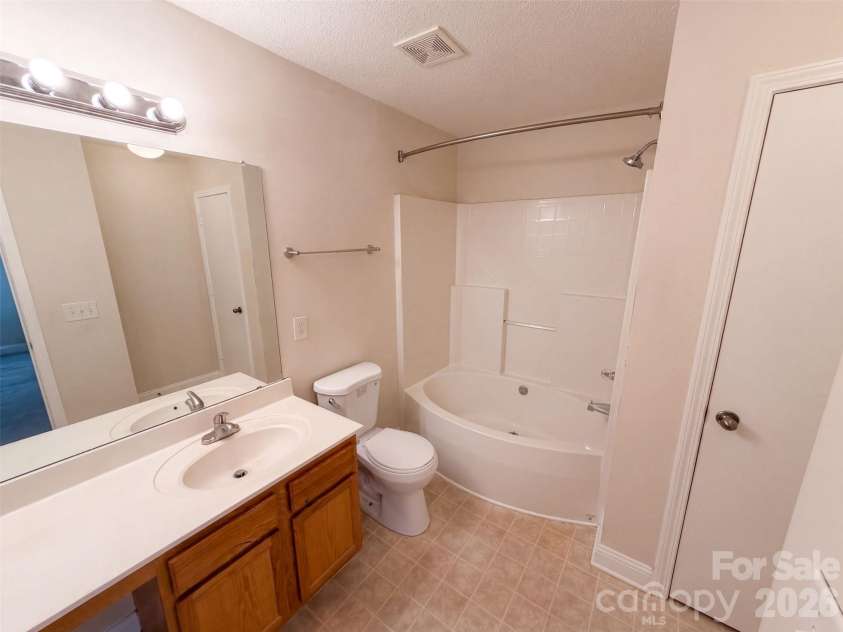14021 Pinyon Pine Lane, Charlotte, NC 28215.  MLS# CAR4420081, YatesRealty ID 29585. 