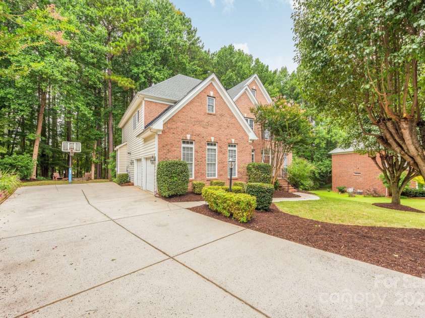 2747 Olympus Drive, Charlotte, NC 28214.  MLS# CAR4281959, YatesRealty ID 29585. 