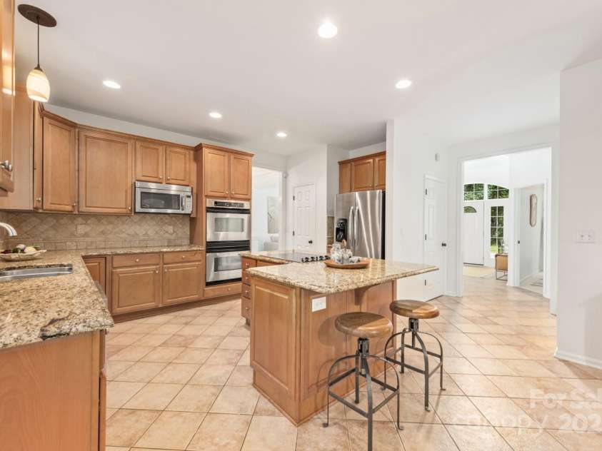 2747 Olympus Drive, Charlotte, NC 28214.  MLS# CAR4281959, YatesRealty ID 29585. 