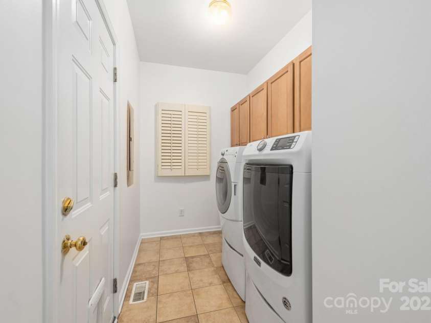 2747 Olympus Drive, Charlotte, NC 28214.  MLS# CAR4281959, YatesRealty ID 29585. 