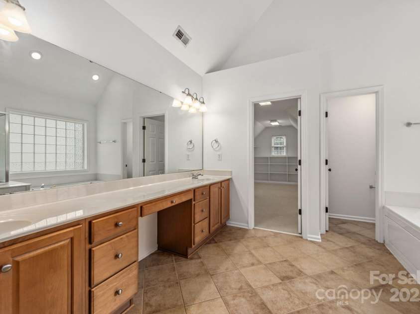 2747 Olympus Drive, Charlotte, NC 28214.  MLS# CAR4281959, YatesRealty ID 29585. 