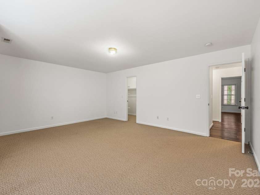 2747 Olympus Drive, Charlotte, NC 28214.  MLS# CAR4281959, YatesRealty ID 29585. 