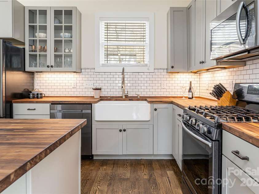 704 Azalea Avenue, Black Mountain, NC 28711.  MLS# CAR4283661, YatesRealty ID 29588. All appliances to convey