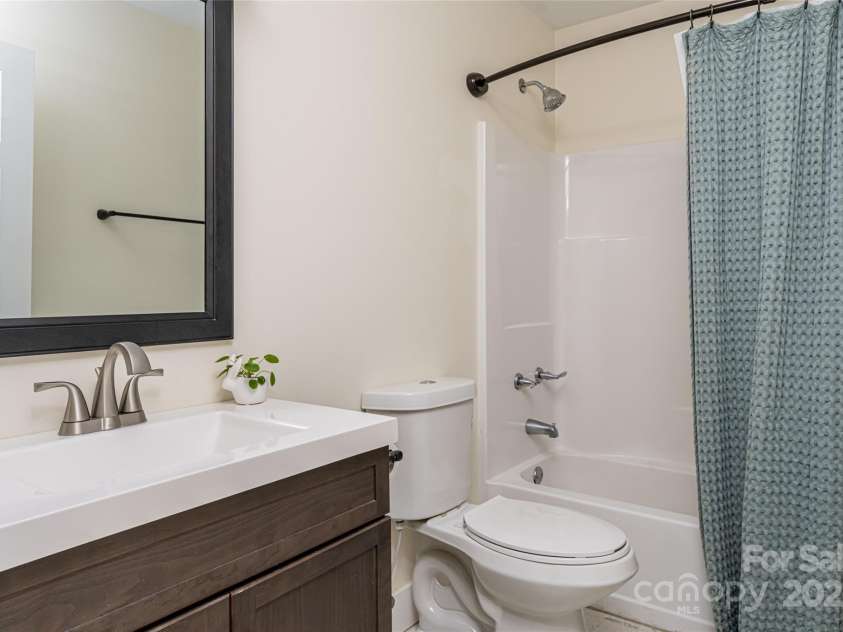 704 Azalea Avenue, Black Mountain, NC 28711.  MLS# CAR4283661, YatesRealty ID 29588. Full hall bath with shower/tub combo