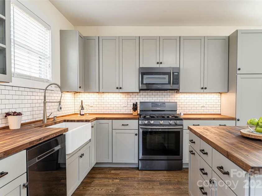 704 Azalea Avenue, Black Mountain, NC 28711.  MLS# CAR4283661, YatesRealty ID 29588. Natural gas stove