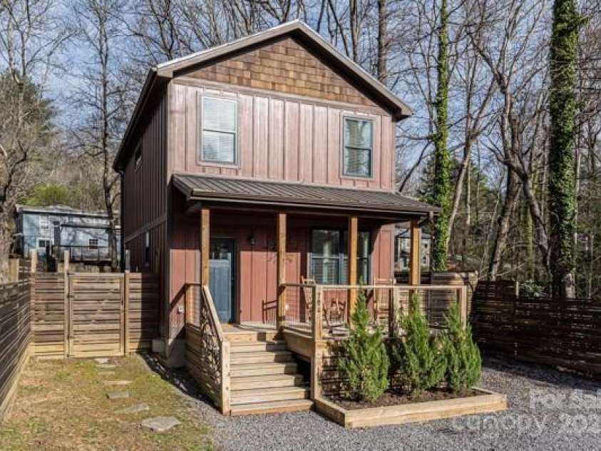 704 Azalea Avenue, Black Mountain, NC 28711.  MLS# CAR4283661, YatesRealty ID 29588. Prime location in the heart of Black Mountain