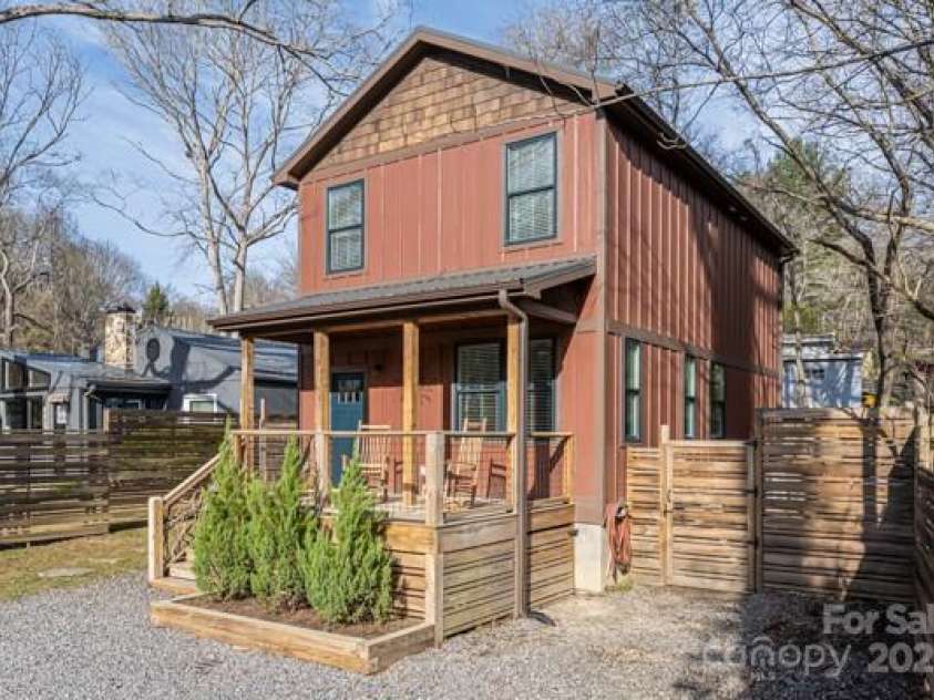 704 Azalea Avenue, Black Mountain, NC 28711.  MLS# CAR4283661, YatesRealty ID 29588. Welcome to 704 Azalea Ave