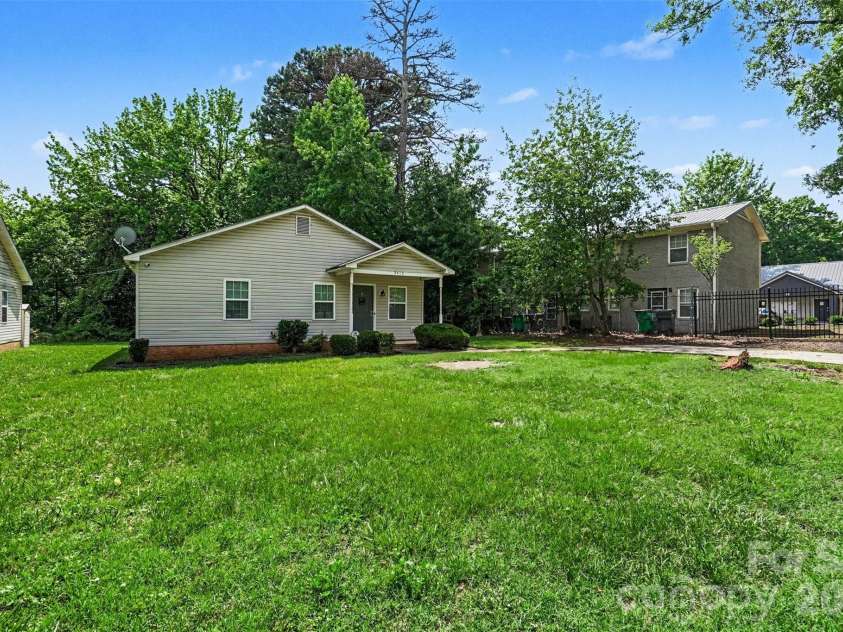 3415 Kentucky Avenue, Charlotte, NC 28216.  MLS# CAR4378920, YatesRealty ID 29589. 