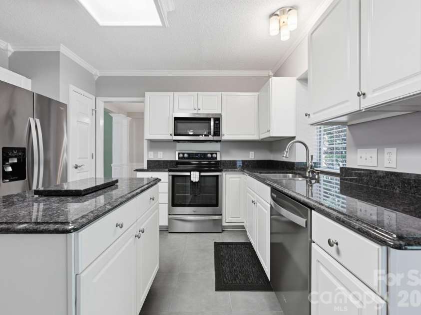 5910 Chinquapin Court, Charlotte, NC 28269.  MLS# CAR4388460, YatesRealty ID 29590. Kitchen