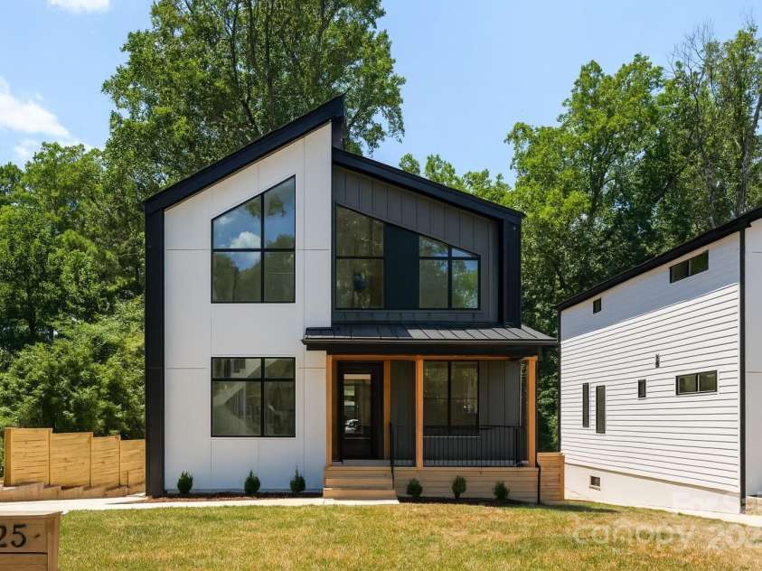 1725 Seifert Circle, Charlotte, NC 28205.  MLS# CAR4286297, YatesRealty ID 29593. 