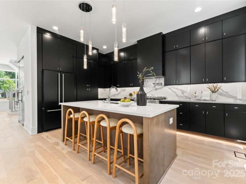 1725 Seifert Circle, Charlotte, NC 28205.  MLS# CAR4286297, YatesRealty ID 29593. 